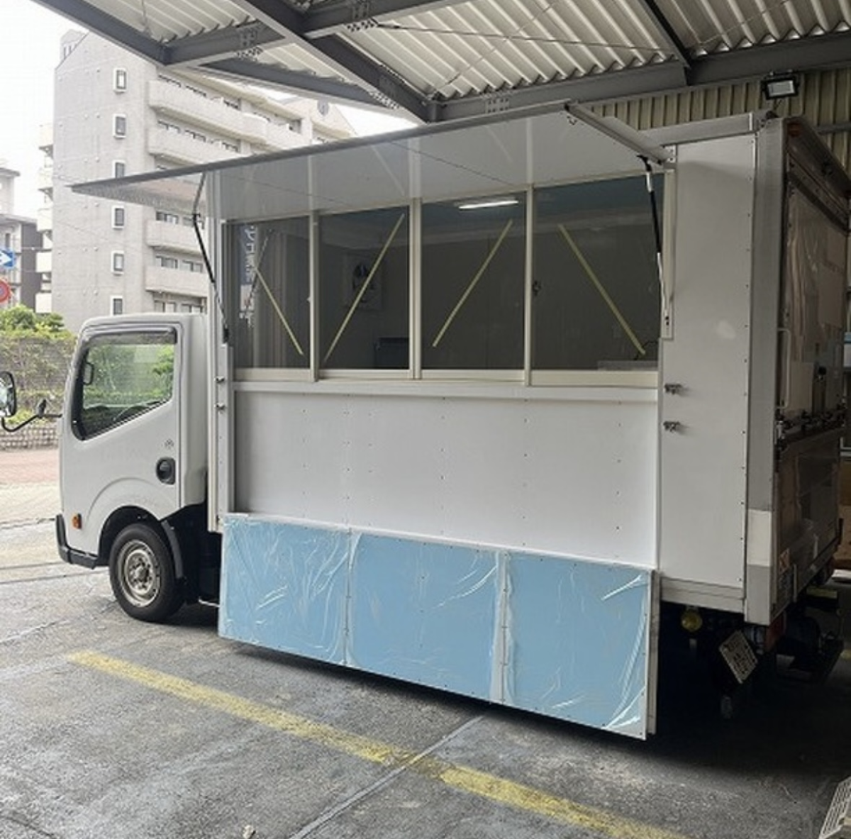キッチンカーは軽トラと大型トラック、どっちで始めるべき？車両選びのリアル【現役オーナーが本音で解説】
