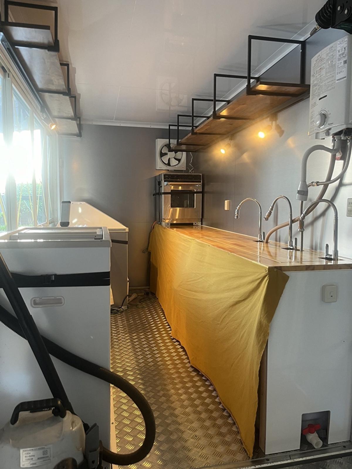 キッチンカーに必要な設備とは?車両購入前に知っておきたい厨房機器と内装の基本